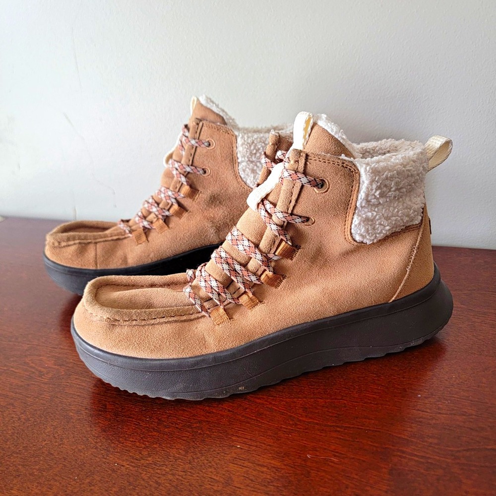 Hey Dude Wendy Peak Women's 10M Lined No Tie Ankle Boot Canvas Tan Black Outdoor